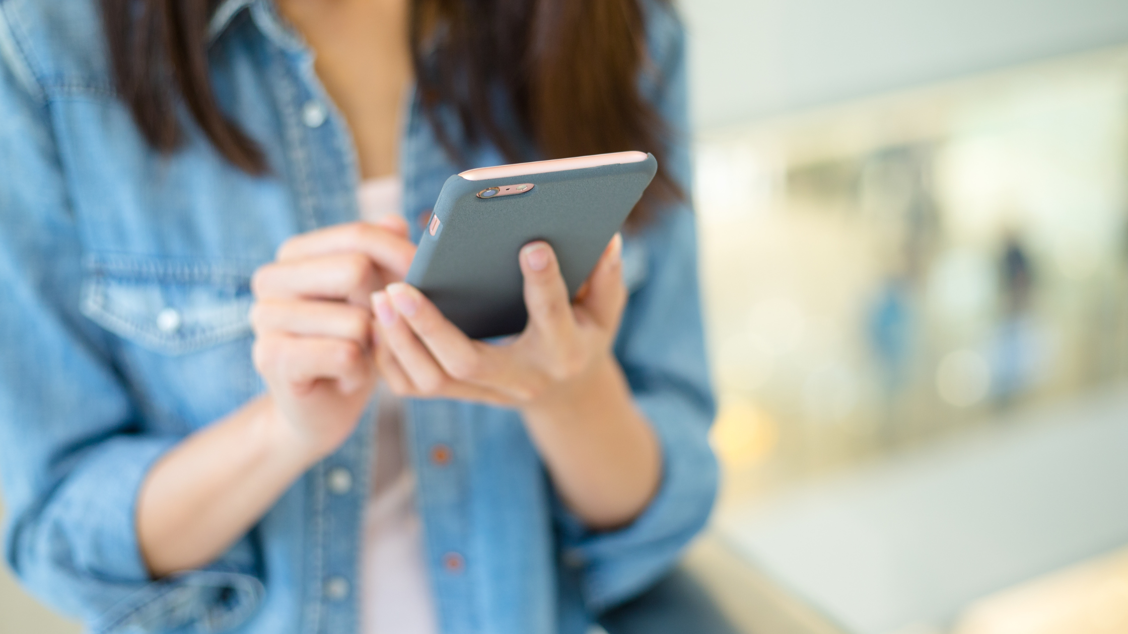 Checking Social Media Conversations on a Smartphone